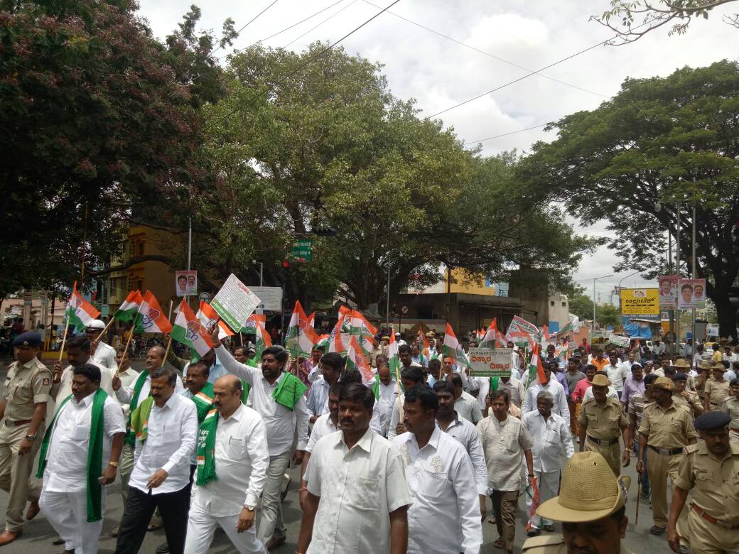 ಬೆಳೆ ವಿಮೆ ಯೋಜನೆ ಪರಿಷ್ಕರಣೆಗೆ ಆಗ್ರಹಿಸಿ ಪ್ರತಿಭಟನೆ